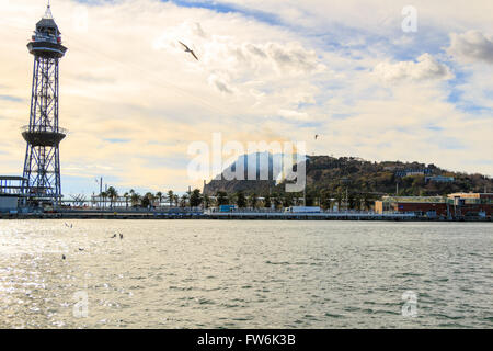 Barcellona. Vista della collina di Montjuic sul fuoco su Febbraio 13th, 2016. Montjuic è una delle più importanti attrazioni di Barcellona. Foto Stock