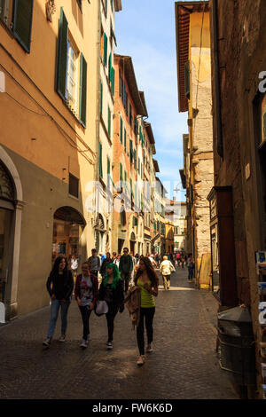 Strada stretta nella fortezza medievale di Lucca, Puccini' s home town Foto Stock