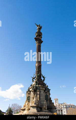 Un monumento di Cristoforo Colombo rivolto verso l America durante il tramonto dorato a Barcellona, in Catalogna, Spagna Foto Stock