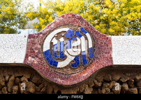 Segno del Parco Guell di close-up di Barcellona, Spagna. Il Parco Guell è il famoso parco è stato progettato da Antoni Gaudi Foto Stock