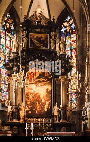 Cattedrale di St Stephen altare maggiore, Stephansdom. Costruito 1641 al 1647 in stile barocco. L'altare è stato costruito da Tobias Pock in direzione di Vienna al Vescovo Friedrich Philipp Graf Breuner. L'altare maggiore rappresenta la lapidazione della chiesa del santo patrono Foto Stock