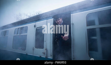 Il conduttore del treno sventolando Foto Stock