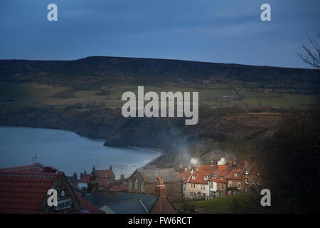 Fumo di camini a Robin Hood's Bay Foto Stock