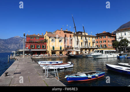 Vista di Malcesine centro città e porto piccolo. Malcesine è situato sulla riva orientale del Lago di Garda in provincia di Verona Foto Stock