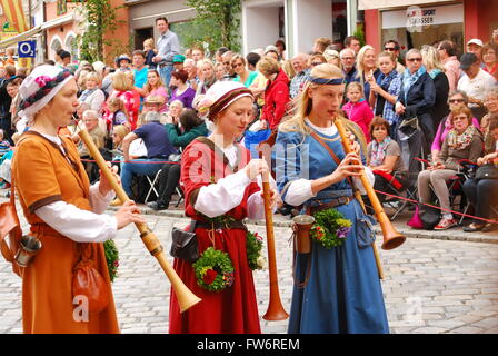 Un gruppo di donne in costumi storici riprodurre musica durante il 2013 Landshut Wedding corteo storico Foto Stock