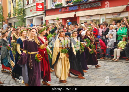 Un gruppo di donne in costumi storici a piedi durante una parata al 2013 Landshut corteo nuziale Foto Stock