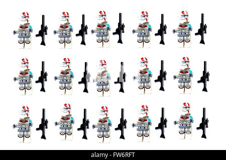 Una griglia di Lego Star Wars Stormtroopers fotografati contro uno sfondo bianco. Foto Stock
