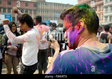 Fotografo funzionante a Holi festival in Kathmandu, Nepal nel 2016 Foto Stock