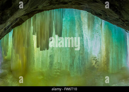 Formazioni di ghiaccio creata da acqua cola a Eben le grotte di ghiaccio in Hiawatha National Forest, Penisola Superiore, Michigan, Stati Uniti d'America Foto Stock