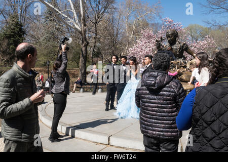 Festa nuziale pone per le foto, Alice nel paese delle meraviglie di scultura, Central Park, NYC Foto Stock