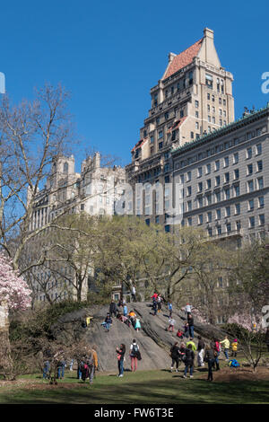 La folla godendo una giornata di primavera, al Central Park di New York, Stati Uniti d'America Foto Stock