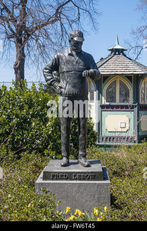 Una statua di Fred Lebow, il fondatore della maratona di New York, si trova vicino a Engineers' Gate in Central Park, NYC, USA Foto Stock