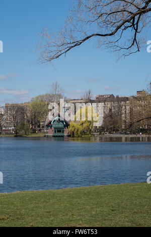 L'Harlem Meer è un piccolo specchio d'acqua situato all'estremità nord di Central Park, New York, Stati Uniti Foto Stock