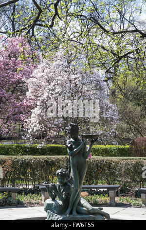 Burnett fontana nel giardino, al Central Park di New York, Stati Uniti d'America Foto Stock