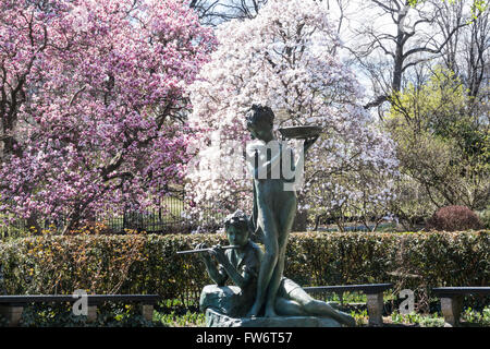 Burnett fontana nel giardino, al Central Park di New York, Stati Uniti d'America Foto Stock