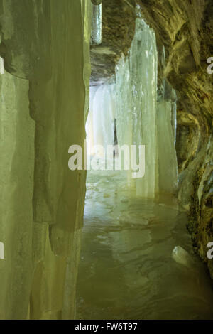 Formazioni di ghiaccio creata da acqua cola a Eben le grotte di ghiaccio in Hiawatha National Forest, Penisola Superiore, Michigan, Stati Uniti d'America Foto Stock