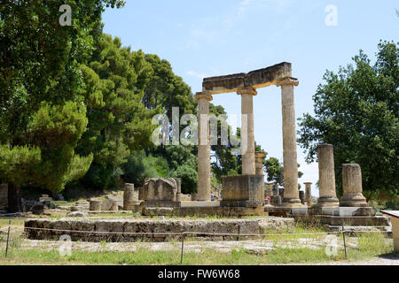 Il Philippeion rovine nella antica Olympia, Peloponnes, Grecia Foto Stock