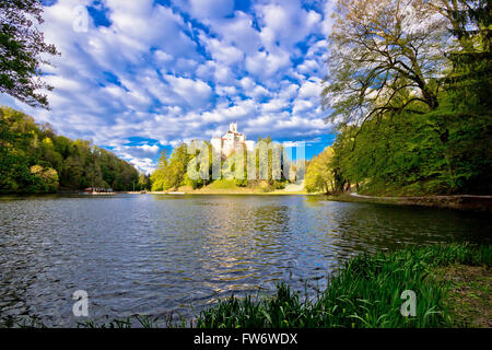 Trakoscan lago e del castello sul colle, Zagorje regione della Croazia Foto Stock