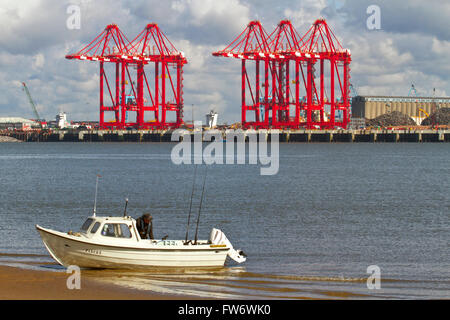 Mare pescatore barca da pesca in acque basse sul fiume Mersey, Wallasey, Regno Unito Foto Stock