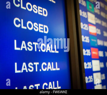 Elettronica pannello di segnalazione in un aeroporto che mostra "Ultima chiamata' per l'imbarco Foto Stock