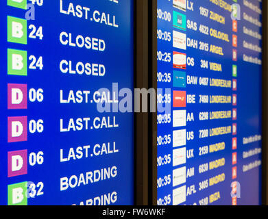 Elettronica pannello di segnalazione in un aeroporto che mostra "Ultima chiamata' e annunci di imbarco Foto Stock