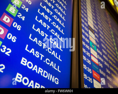 Elettronica pannello di segnalazione in un aeroporto che mostra "Ultima chiamata' e annunci di imbarco Foto Stock