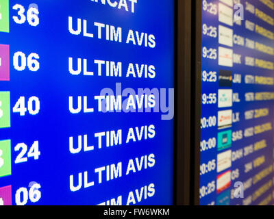 Elettronica pannello di segnalazione in un aeroporto che mostra "Ultim Avis" (spagnolo per 'Ultima chiamata') di imbarco Foto Stock