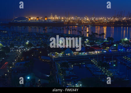 Rainbow Lagoon Park e la RMS Queen Mary, lunga spiaggia CA Foto Stock