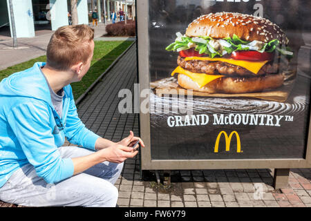 McDonalds sign man guardare l'annuncio sul Burger Grand McCountry, Praga, Repubblica Ceca Foto Stock