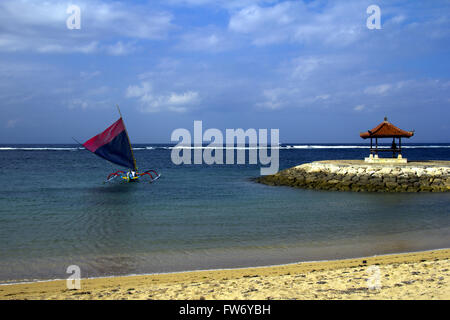 Jukung stile Balinese tradizionale la pesca in barca a vela sulla spiaggia Sanur, Bali Foto Stock