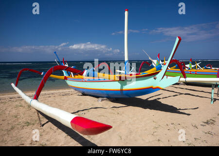 Jukung tradizionale barca sulla spiaggia di Sanur, Bali, Indonesia Foto Stock