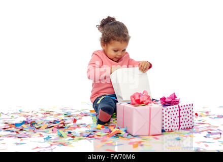 Piccolo felice bambina con regali di compleanno Foto Stock