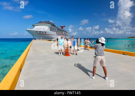 Fotografo scatta foto di turisti sulla linea di crociera del porto di Grand Turk e Isole Turks e Caicos, Bahamas Foto Stock