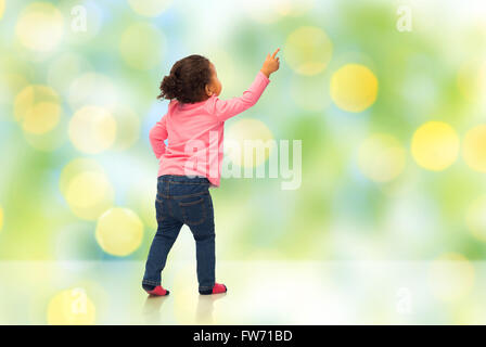 African Baby girl puntare il dito a qualcosa Foto Stock