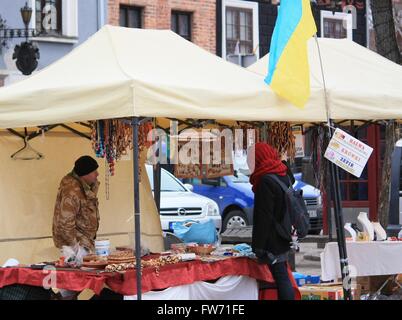 KAUNAS, Lituania - 20 Marzo: Unidentified il compratore e il venditore durante la molla tradizionale artigianato fiera Kaziuko Foto Stock