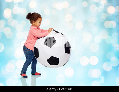 Felice mulatto little Baby girl giocando con sfera Foto Stock