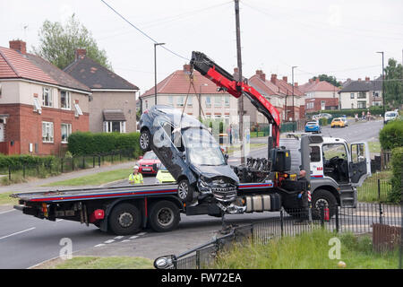 Sheffield, Regno Unito - 1 Luglio 2015: camion di recupero rimuove auto da suburban crash scena il 1 luglio a Hastilar Road South, Sheffield, Regno Unito Foto Stock