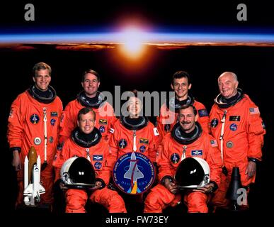 Lo Space Shuttle Discovery STS-95 equipaggio ritratto al centro spaziale Johnson Aprile 14, 1998 in Houston, Texas. Seduti gli astronauti sono Curtis L. Brown Jr. (a destra), comandante; e Steven W. Lindsey, pilota. In piedi da sinistra, sono Scott E. Parazynski e Stephen K. Robinson, entrambi gli specialisti di missione; Chiaki Mukai, payload specialist in rappresentanza del giappone spazio nazionale agenzia di sviluppo; Pedro Duque, lo specialista di missione che rappresenta l'Agenzia Spaziale Europea e gli Stati Uniti il senatore John H. Glenn Jr., payload specialist. Foto Stock