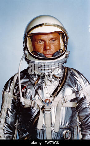 La NASA astronauta John Glenn ritratto nel suo Silver Mercury tuta di pressione presso il Kennedy Space Center nel Gennaio 1, 1960. Glenn è diventato il primo americano a volare un orbitale con equipaggio di volo nello spazio a bordo della imbarcazione. Foto Stock