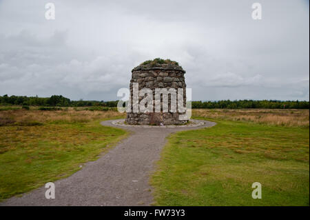 Campo di Battaglia di Culloden memorial cairn Foto Stock