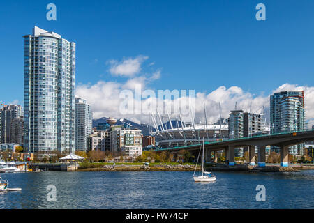 Vista del centro cittadino di Vancouver da False Creek. Foto Stock