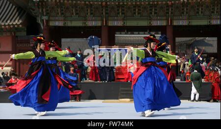 Gli artisti interpreti o esecutori che indossa la dinastia Joseon costume tradizionale durante il Gyeongbokgung Palace Royal Guard appuntamento cerimonia Marzo 27, 2016 in Jongno-gu, Seoul, Corea del Sud. Foto Stock