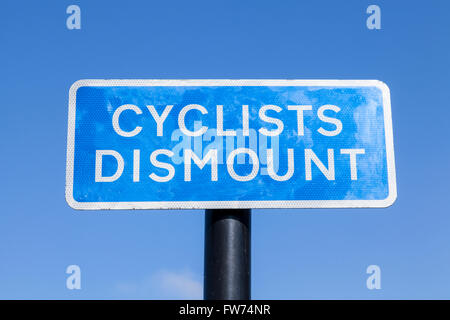 I ciclisti smontare il segno, England, Regno Unito Foto Stock