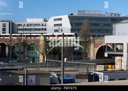 Un U-Bahn treno in avvicinamento Spittelau Station sulla linea U6 in Vienna Foto Stock