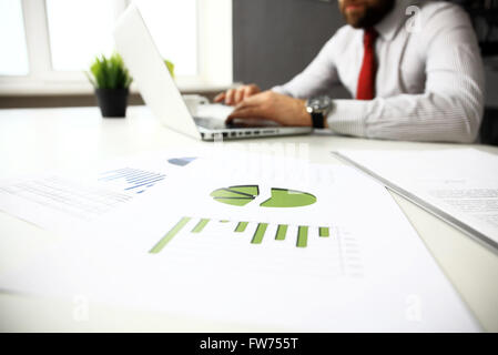 Imprenditore digitando sulla tastiera Foto Stock