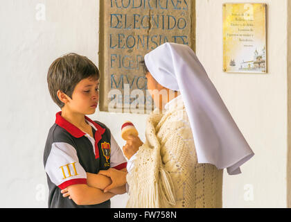 QUITO, ECUADOR, Ottobre -2015 - Nun dando consigli e la comodità per il bambino che ha pianto. Foto Stock