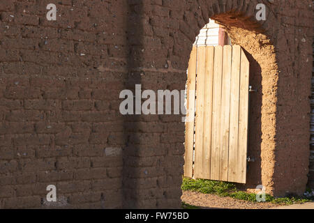 Strada tipica scena con porte e cancelli, Alpine, Texas, Stati Uniti d'America Foto Stock