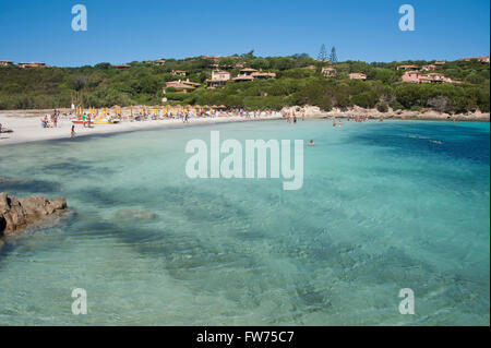 I meravigliosi colori del mare a cala Granu, una baia vicino a Porto Cervo in Costa Smeralda Foto Stock