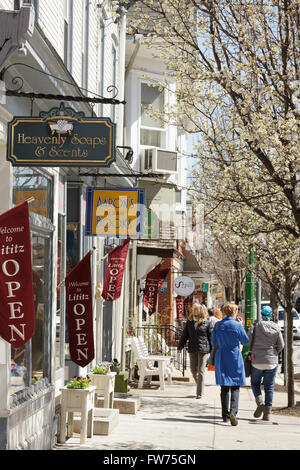 People shopping in Lititz, Lancaster County, Pennsylvania, STATI UNITI D'AMERICA Foto Stock