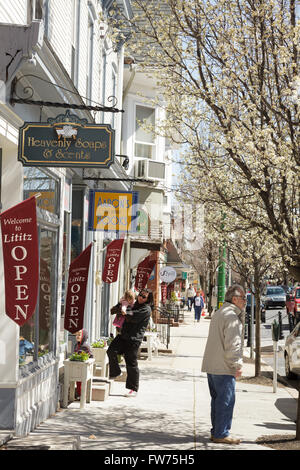 People shopping in Lititz, Lancaster County, Pennsylvania, STATI UNITI D'AMERICA Foto Stock